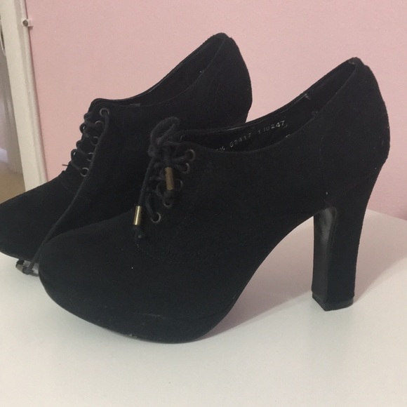 Shoes - Picture 3 of 5